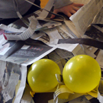 gonfler les ballons et préparer la recette du papier mâché